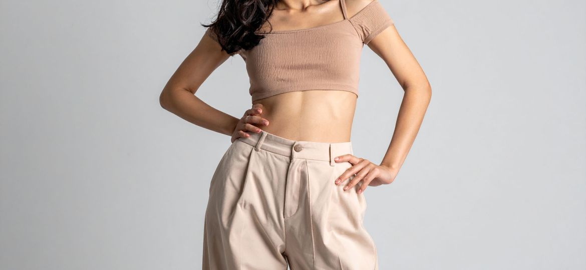 Crop topla yüksek bel pantolon giymiş bir model