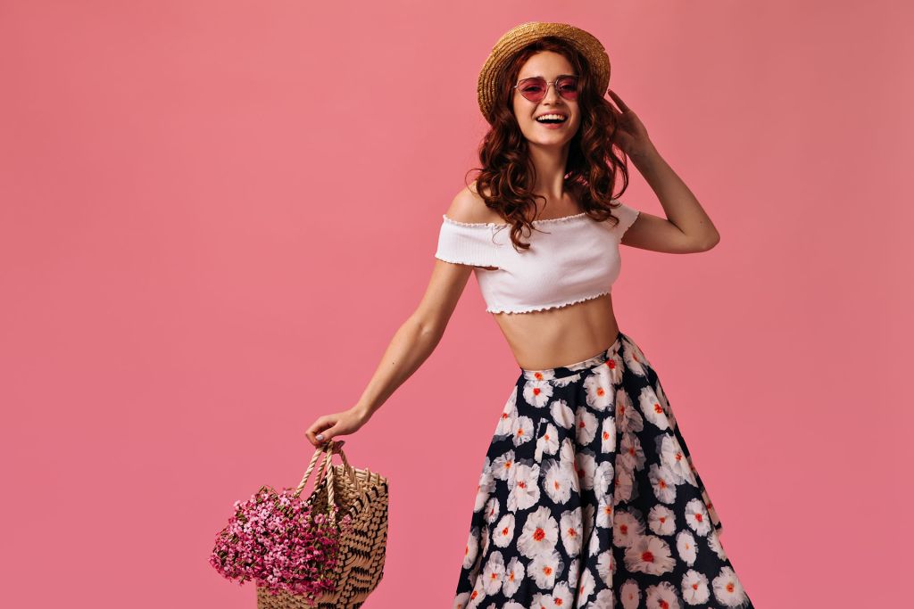 Crop topla maxi yada midi giymiş bir model