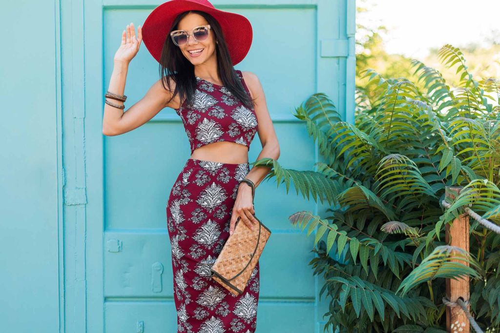 Crop top takımı giymiş bir model