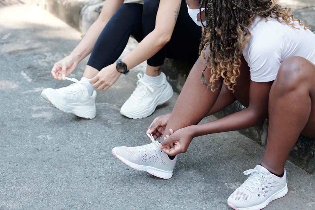2025 yaz modasına uygun Kalın tabanlı ve renkli sneaker giymiş bir model