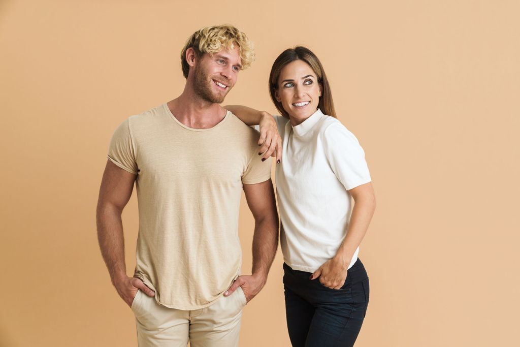 Basic tshirt giymiş erkek model