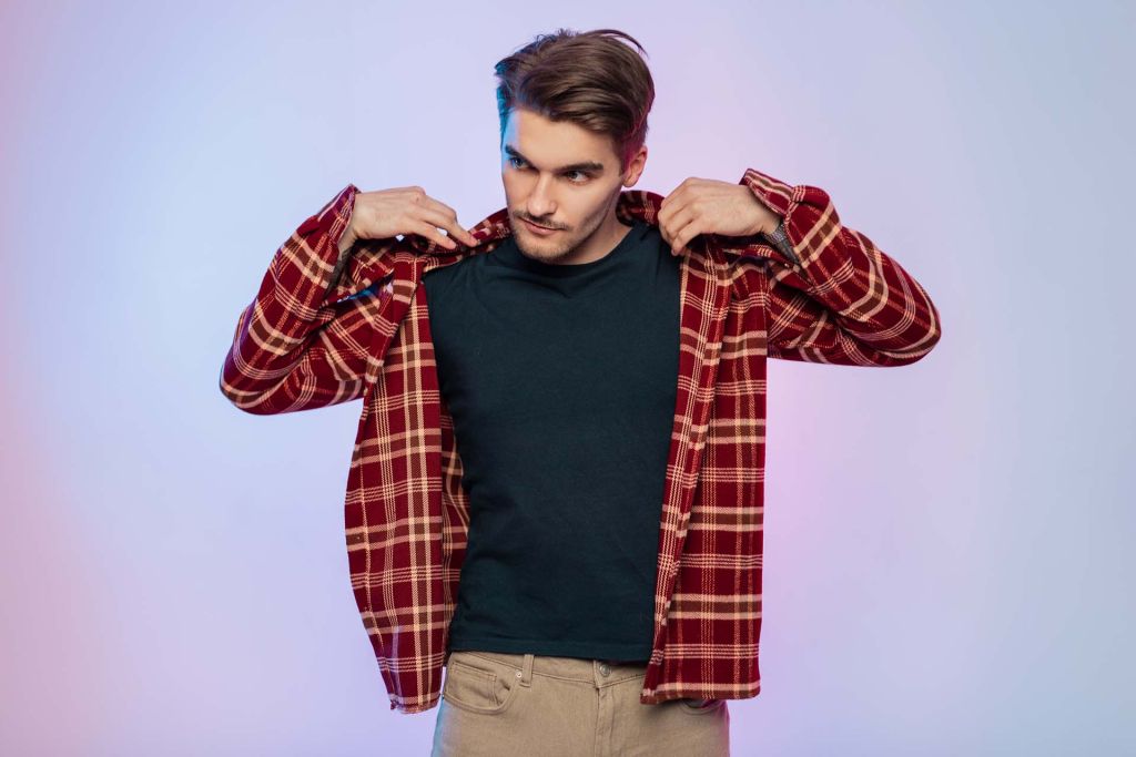 Oversize gömlek giymiş bir model