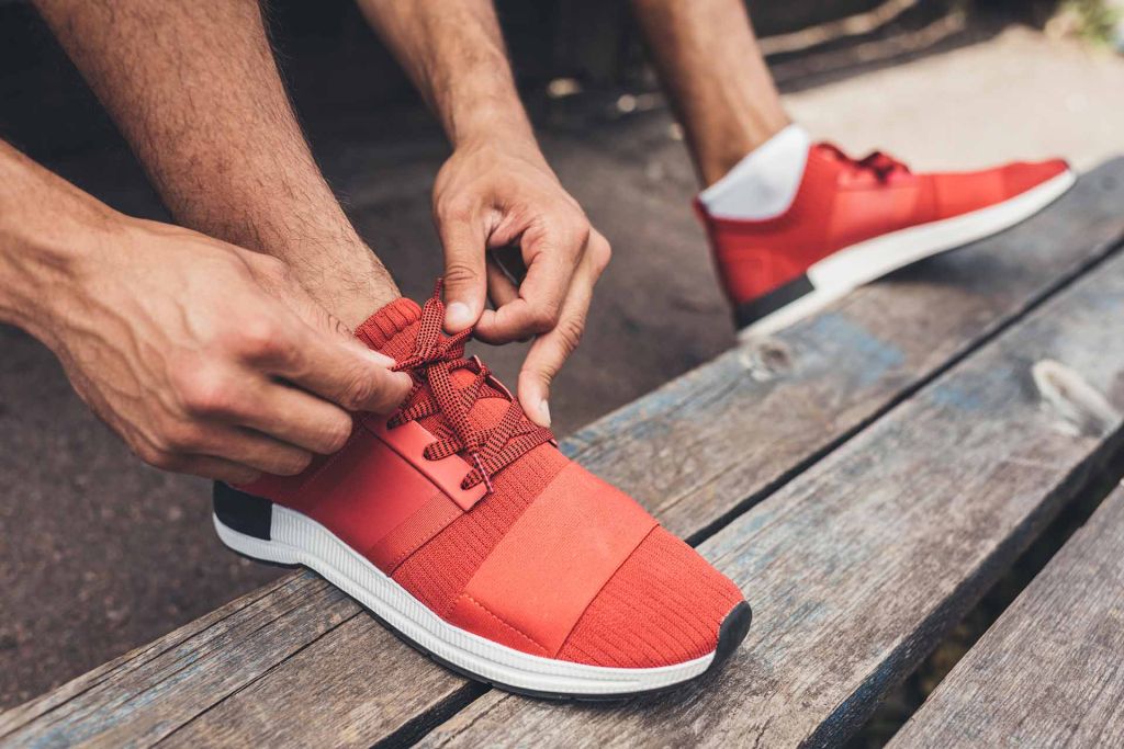 sneaker giymiş bir model